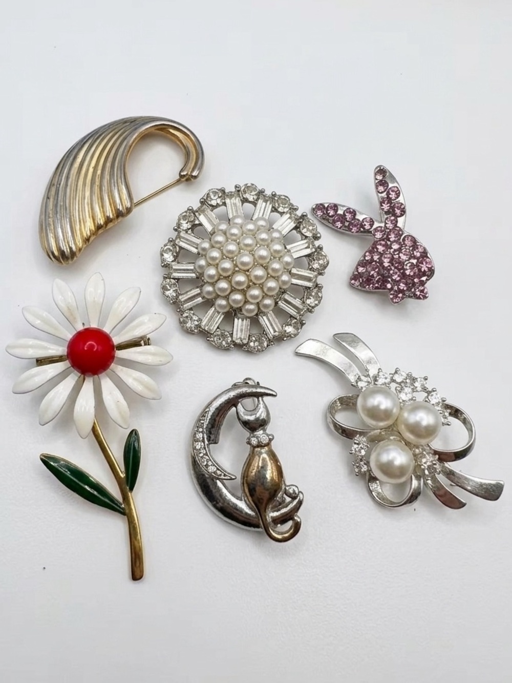 Assorted Women’s vintage Fashion Brooch Set - White Daisy, Pink Bunny,